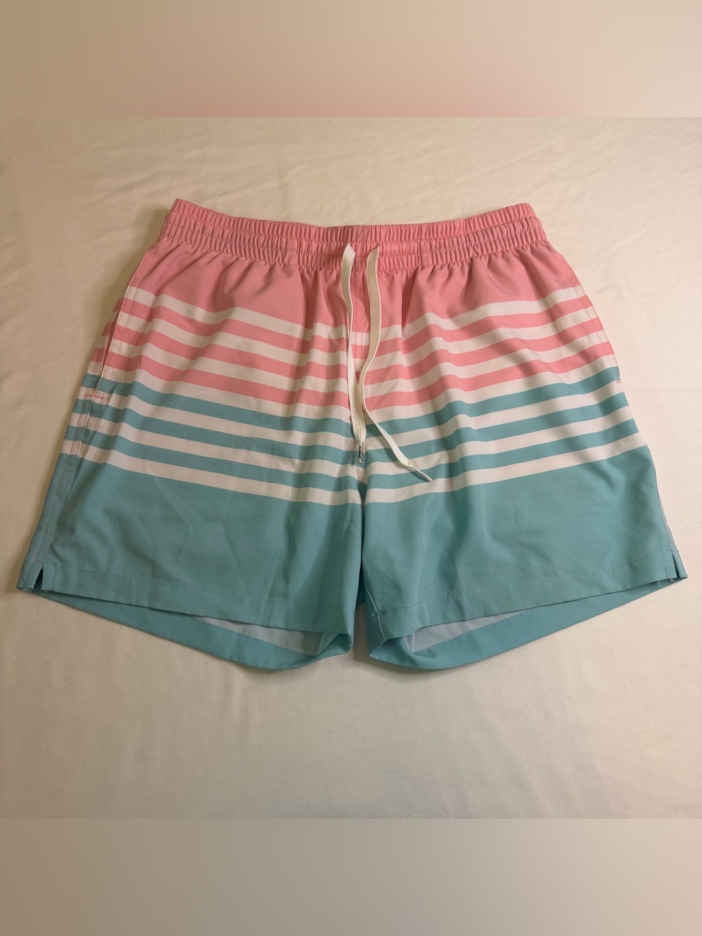Chubbies Classic Lined Swim Trunks 5.5” Inseam Men’s Medium Pink Blue Stripe